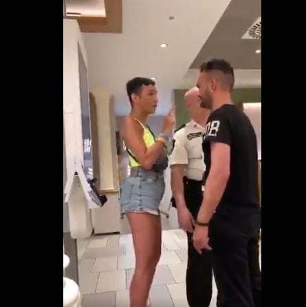 La amenaza homófoba a un chico en Barcelona: "Te voy a hacer hetero a hostias" La amenaza homófoba a un chico en Barcelona: "Te voy a hacer hetero a hostias"