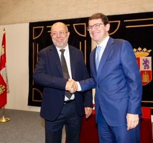Alfonso Fernández Mañueco y Francisco Igea firman el acuerdo entre PP y Ciudadanos Alfonso Fernández Mañueco y Francisco Igea firman el acuerdo entre PP y Ciudadanos