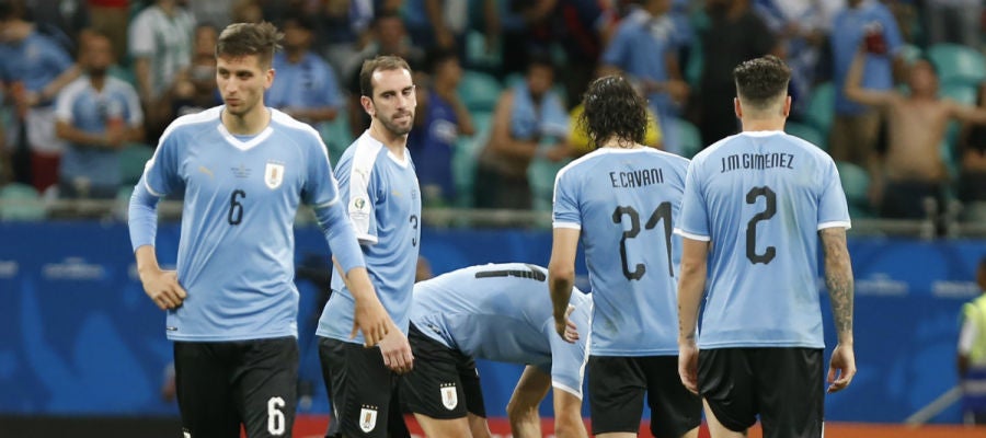 Los jugadores de Uruguay, con caras de circunstancias Los jugadores de Uruguay, con caras de circunstancias