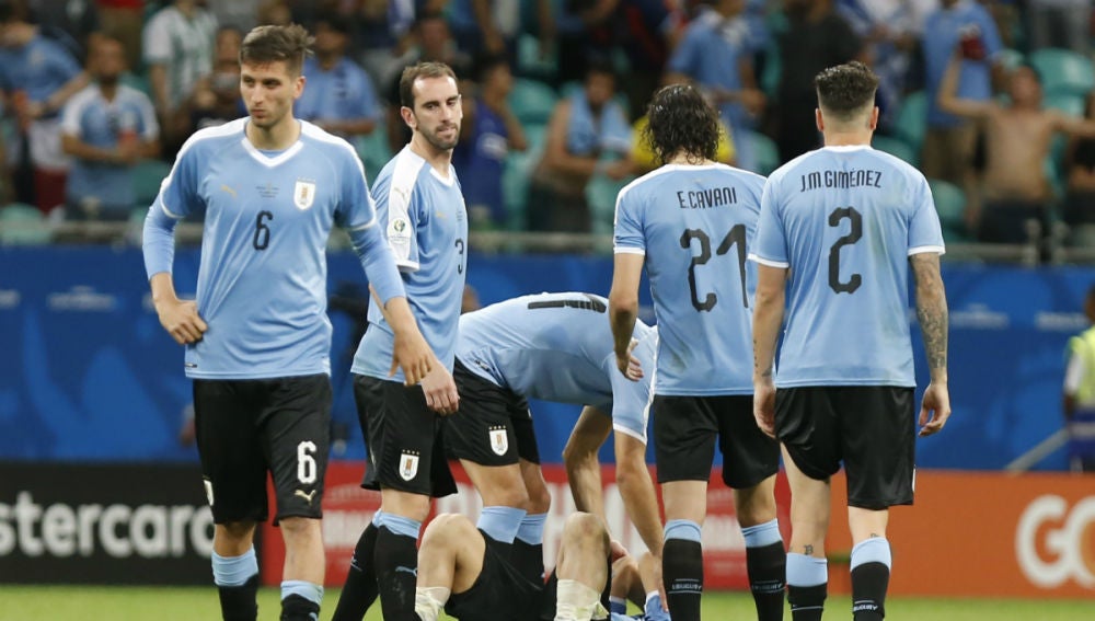Los jugadores de Uruguay, con caras de circunstancias