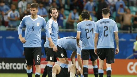 Los jugadores de Uruguay, con caras de circunstancias