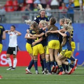 Suecia celebra un gol