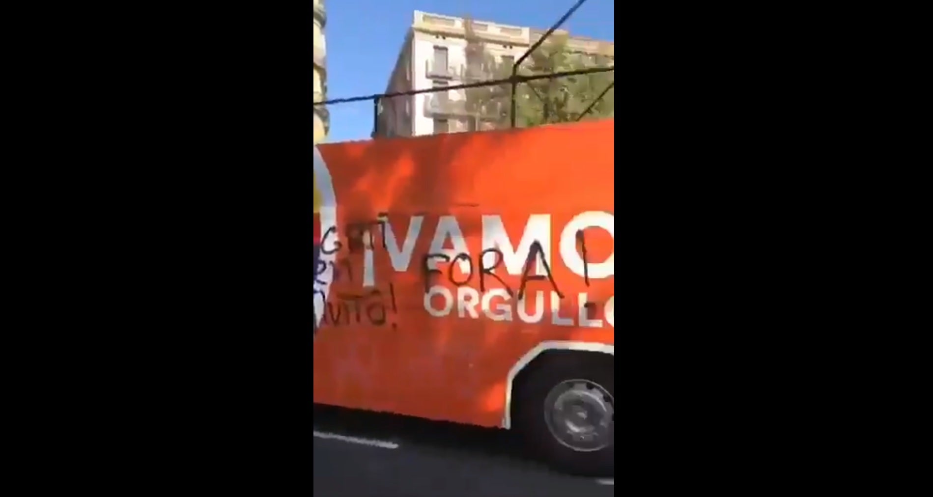 Pintadas de "fascistas" y "fuera de aquí" en el autobús de Ciudadanos por su participación en el Orgullo de Barcelona Pintadas de "fascistas" y "fuera de aquí" en el autobús de Ciudadanos por su participación en el Orgullo de Barcelona