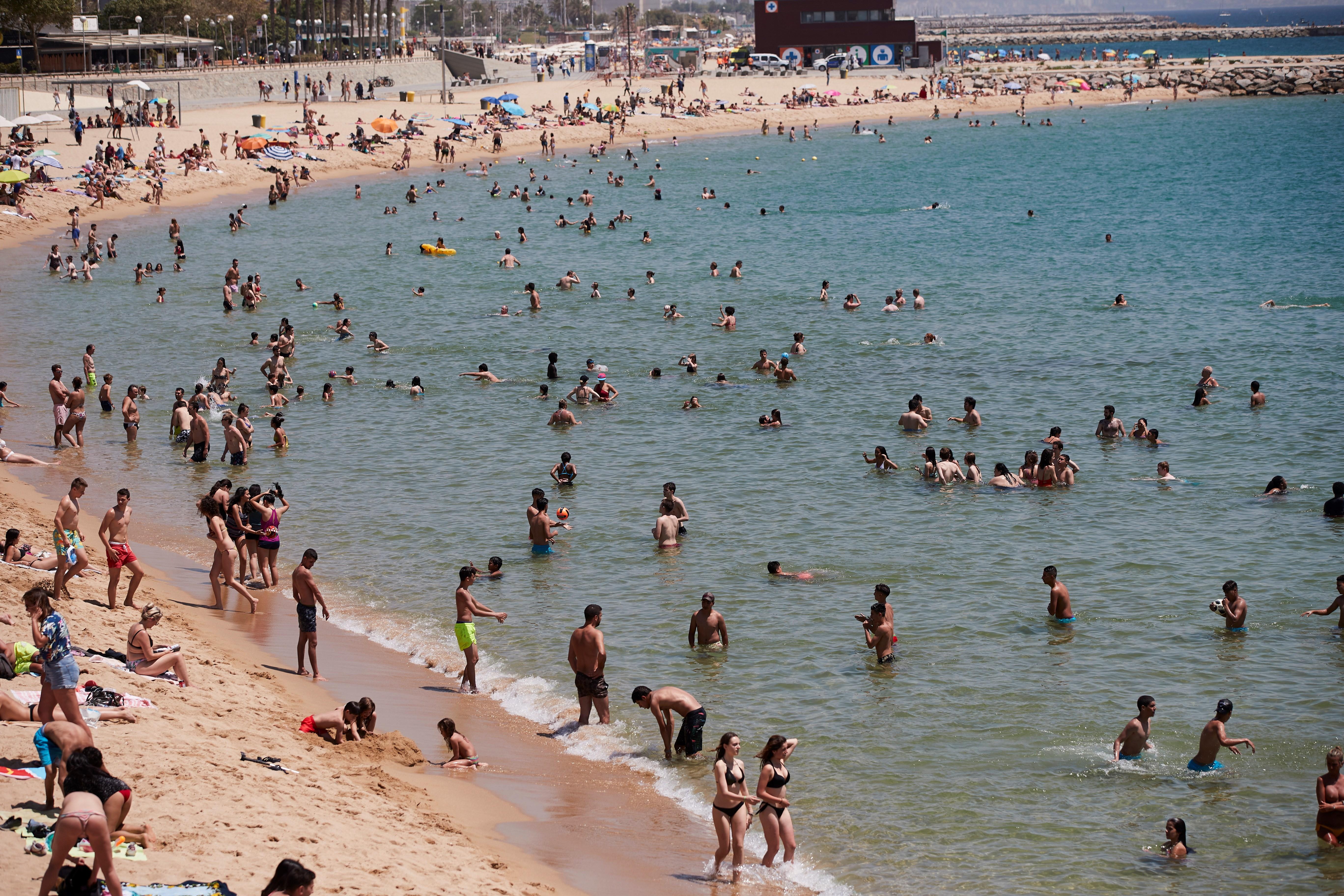 El CSIC dice que el riesgo de contagio en el agua de playas y piscinas es "poco probable" El CSIC dice que el riesgo de contagio en el agua de playas y piscinas es "poco probable"