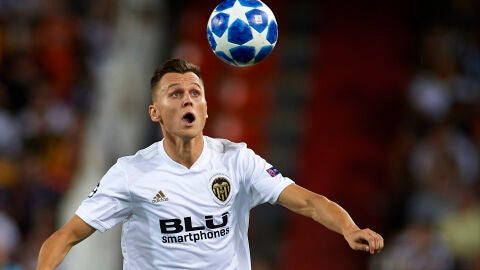 Cherysev persigue un bal&oacute;n