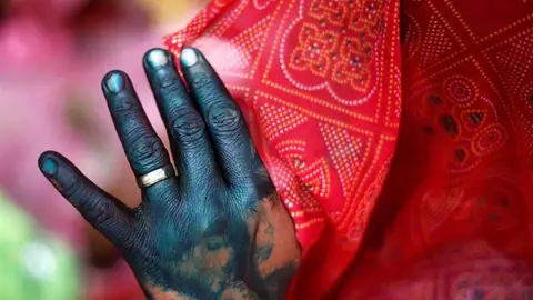Imagen de archivo de una mujer que se cubre el rostro en India Imagen de archivo de una mujer que se cubre el rostro en India