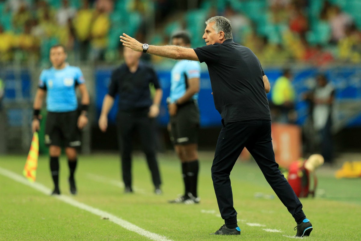 Carlos Queiroz estalla tras el Colombia vs Chile: "¡Nos han avisado 15 minutos antes del partido de que cambiaban las normas!" Carlos Queiroz estalla tras el Colombia vs Chile: "¡Nos han avisado 15 minutos antes del partido de que cambiaban las normas!"