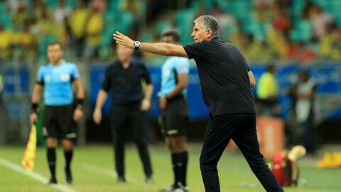 Queiroz da instrucciones desde la banda