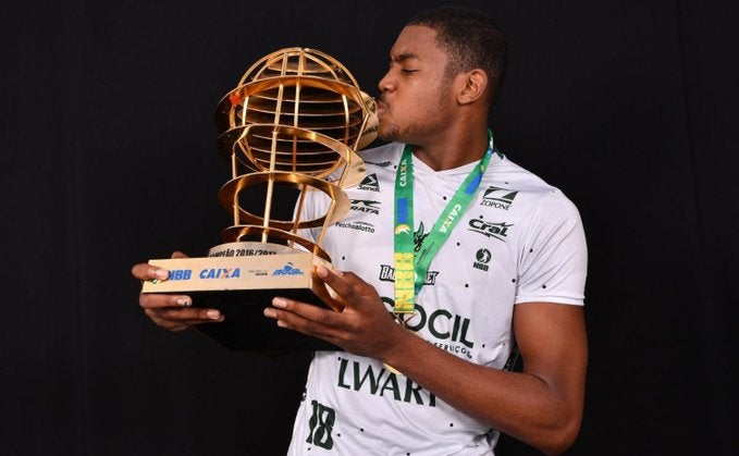 El pívot Michael Uchendu, del Obradoiro, ha muerto a los 21 años tras sufrir un accidente en moto acuática El pívot Michael Uchendu, del Obradoiro, ha muerto a los 21 años tras sufrir un accidente en moto acuática