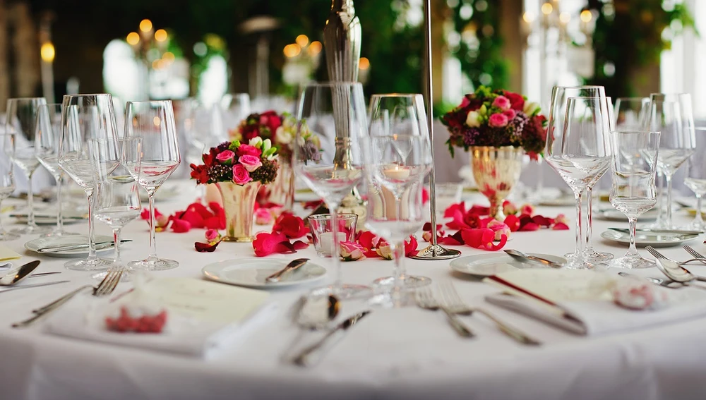 Imagen de archivo de un banquete en un salón de bodas.