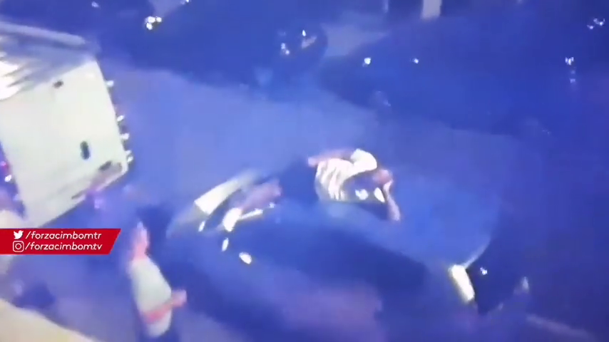 La Policía detiene a Wesley Sneijder borracho tras destrozar un coche en Utrecht La Policía detiene a Wesley Sneijder borracho tras destrozar un coche en Utrecht