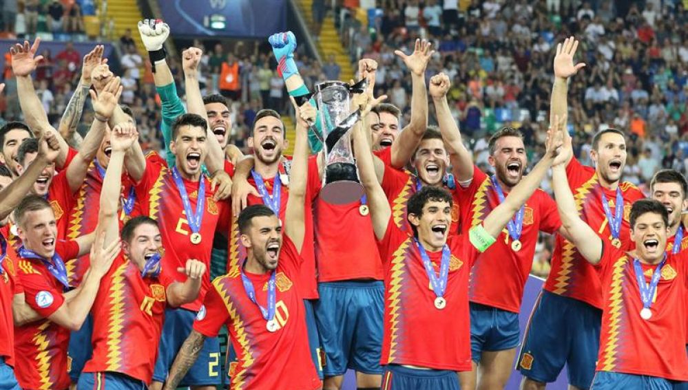 España levanta la Copa de Campeón del Europeo Sub-21