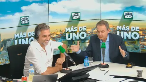 Carlos Alsina durante un momento distendido de la entrevista con José Luis Rodríguez Zapatero Carlos Alsina durante un momento distendido de la entrevista con José Luis Rodríguez Zapatero