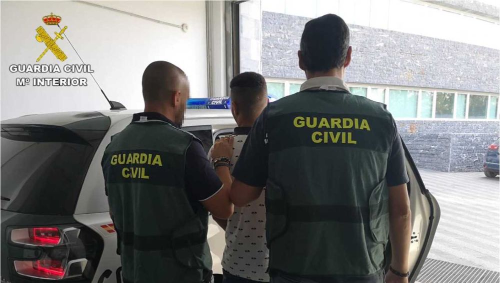 Agentes de la Guardia Civil con el detenido en Santa Pola.