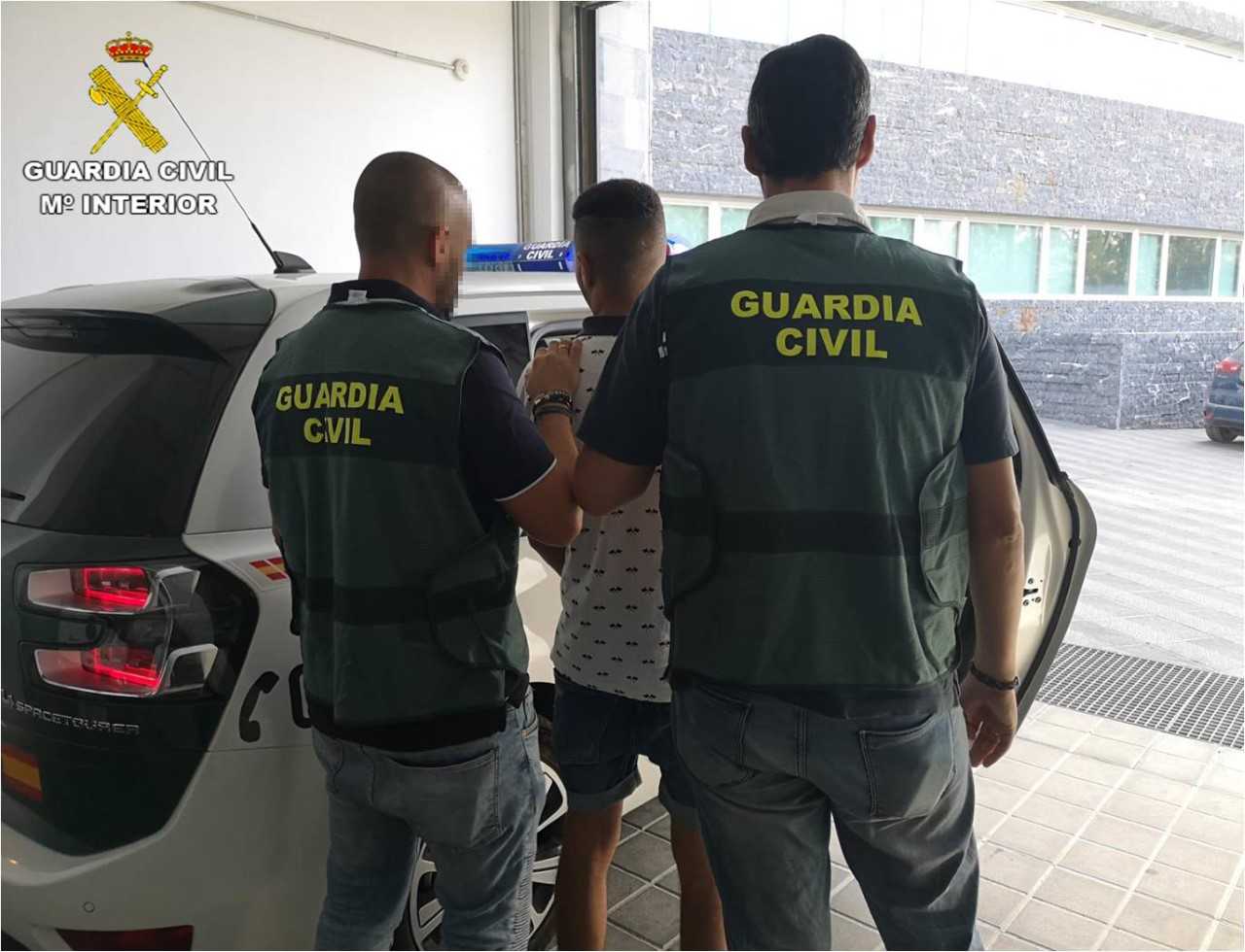 La Guardia Civil detiene en Elche un joven tras propinar un puñetazo a un menor en Santa Pola para robarle el teléfono móvil La Guardia Civil detiene en Elche un joven tras propinar un puñetazo a un menor en Santa Pola para robarle el teléfono móvil