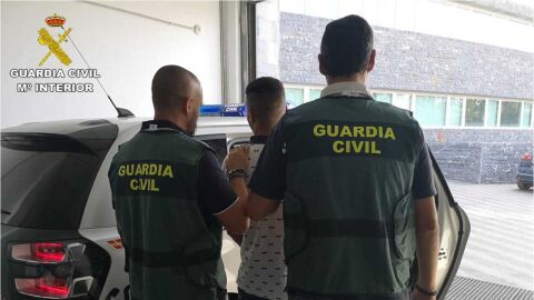 Agentes de la Guardia Civil con el detenido en Santa Pola.