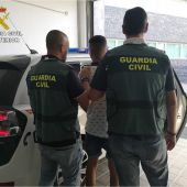 Agentes de la Guardia Civil con el detenido en Santa Pola.