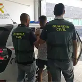Agentes de la Guardia Civil con el detenido en Santa Pola. Agentes de la Guardia Civil con el detenido en Santa Pola.