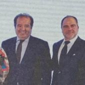 Sergio Rodríguez, director general de Pfizer España y Roberto Úrbez, director general de Bristol-Myers Squibb España han sido galardonados en los VIII Premios 'A tu salud' 