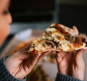 Joven comiendo pizza Joven comiendo pizza