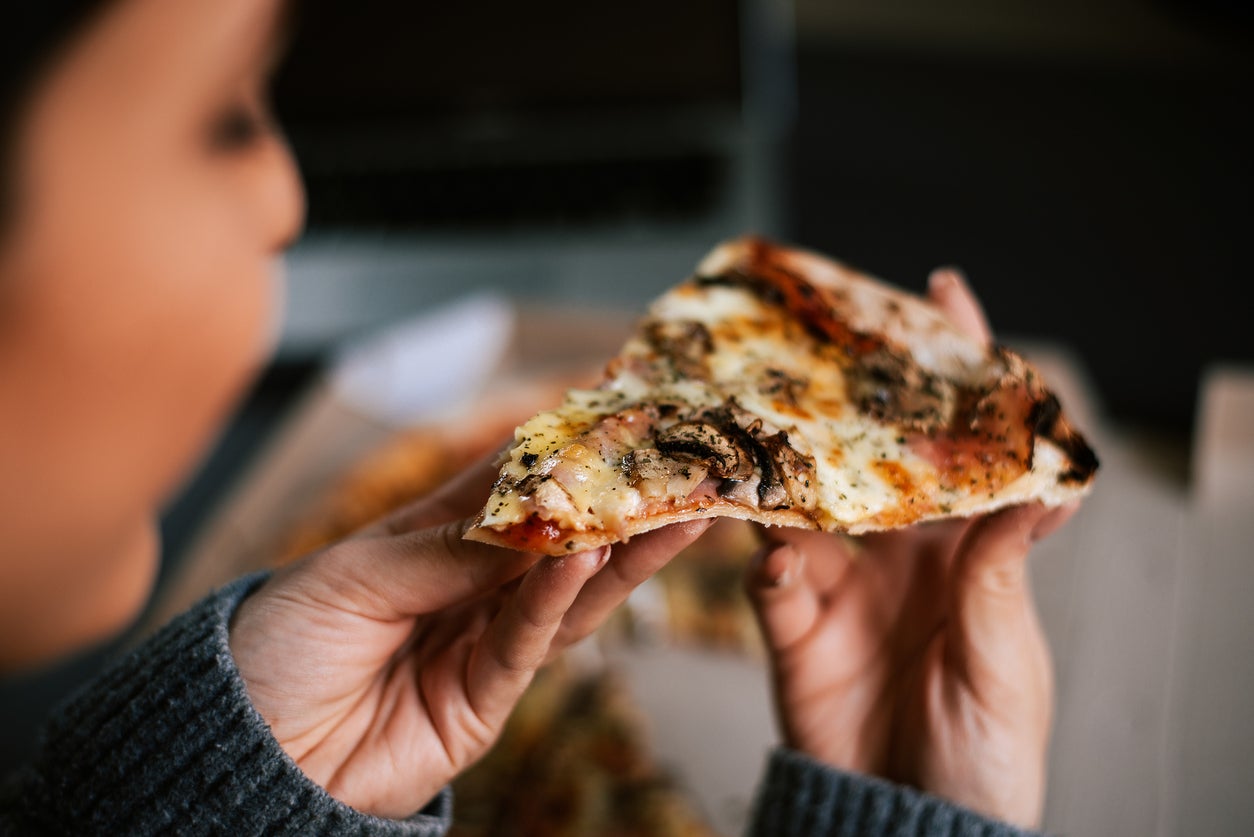 01x02 ¿Nos comemos al abuelo o nos imprimimos una pizza? 01x02 ¿Nos comemos al abuelo o nos imprimimos una pizza?