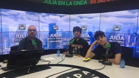 Los 'Javis' junto a Borja Terán en Julia en la onda Los 'Javis' junto a Borja Terán en Julia en la onda