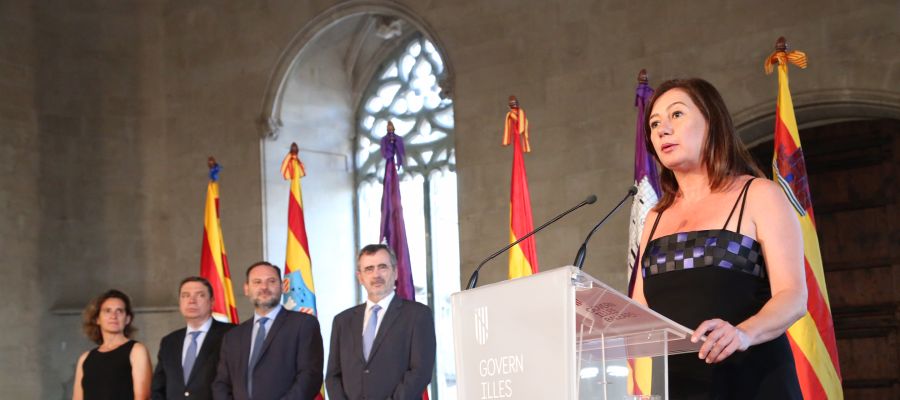 La socialista Francina Armengol toma posesión del cargo de presidenta balear con la presencia del ministro de Fomento en funciones, José Luis Ábalos; la de Transición Ecológica, Teresa Ribera; el de Agricultura, Luis Planas; y el presidente del Senado, Manuel Cruz. La socialista Francina Armengol toma posesión del cargo de presidenta balear con la presencia del ministro de Fomento en funciones, José Luis Ábalos; la de Transición Ecológica, Teresa Ribera; el de Agricultura, Luis Planas; y el presidente del Senado, Manuel Cruz.