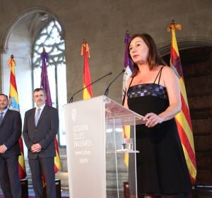 La socialista Francina Armengol toma posesión del cargo de presidenta balear con la presencia del ministro de Fomento en funciones, José Luis Ábalos; la de Transición Ecológica, Teresa Ribera; el de Agricultura, Luis Planas; y el presidente del Senado, Manuel Cruz. La socialista Francina Armengol toma posesión del cargo de presidenta balear con la presencia del ministro de Fomento en funciones, José Luis Ábalos; la de Transición Ecológica, Teresa Ribera; el de Agricultura, Luis Planas; y el presidente del Senado, Manuel Cruz.