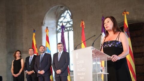La socialista Francina Armengol toma posesi&oacute;n del cargo de presidenta balear con la presencia del ministro de Fomento en funciones, Jos&eacute; Luis &Aacute;balos; la de Transici&oacute;n Ecol&oacute;gica, Teresa Ribera; el de Agricultura, Luis Planas; y el presidente del Senado, Manuel Cruz.