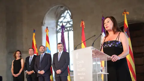 La socialista Francina Armengol toma posesión del cargo de presidenta balear con la presencia del ministro de Fomento en funciones, José Luis Ábalos; la de Transición Ecológica, Teresa Ribera; el de Agricultura, Luis Planas; y el presidente del Senado, Manuel Cruz. La socialista Francina Armengol toma posesión del cargo de presidenta balear con la presencia del ministro de Fomento en funciones, José Luis Ábalos; la de Transición Ecológica, Teresa Ribera; el de Agricultura, Luis Planas; y el presidente del Senado, Manuel Cruz.
