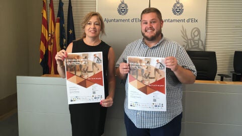 Maite Pinedo, una de las dos enfermeras de la Escuelas de Verano, junto a Mariano Valera, concejal de Igualdad, Derechos Sociales y Pol&iacute;ticas Inclusivas.