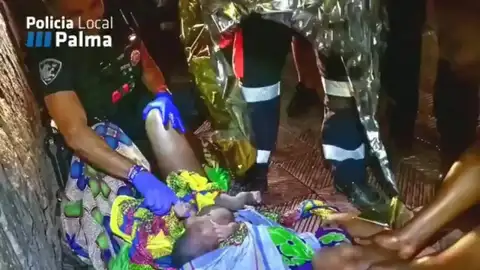 Una mujer da a luz en Palma, con la ayuda de la Policía local. Una mujer da a luz en Palma, con la ayuda de la Policía local.