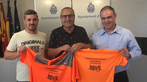Pedro Mira, organizador de la Carrera del Infierno; Vicente Alberola, concejal de Deportes del Ayuntamiento de Elche; y Fidel Alonso, presidente de la Comisión de Fiestas de Matola muestran la camiseta que se entregará a los participantes de la XXXIX edición del Cross Popular de Matola. XXXIX edición Carrera del Infierno de Matola