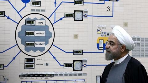 El presidente iran&iacute;, Has&aacute;n Rohan&iacute;, durante una visita a la planta nuclear de Bushehr en el sur de Ir&aacute;n.