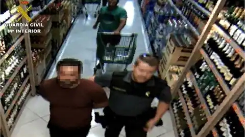 Un agente de la Guardia Civil con el detenido en un supermercado de Ibi. Un agente de la Guardia Civil con el detenido en un supermercado de Ibi.