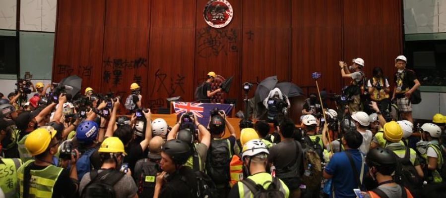 Cientos de manifestantes irrumpen en la sede del Conejo Legislativo (parlamento) de Hong Kong (China) Cientos de manifestantes irrumpen en la sede del Conejo Legislativo (parlamento) de Hong Kong (China)