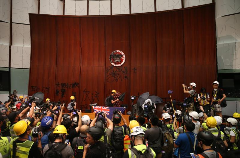 Manifestantes toman el Parlamento de Hong Kong con la intención de quedarse Manifestantes toman el Parlamento de Hong Kong con la intención de quedarse