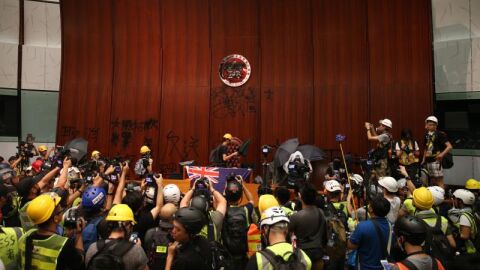 Cientos de manifestantes irrumpen en la sede del Conejo Legislativo (parlamento) de Hong Kong (China)