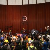 Cientos de manifestantes irrumpen en la sede del Conejo Legislativo (parlamento) de Hong Kong (China)