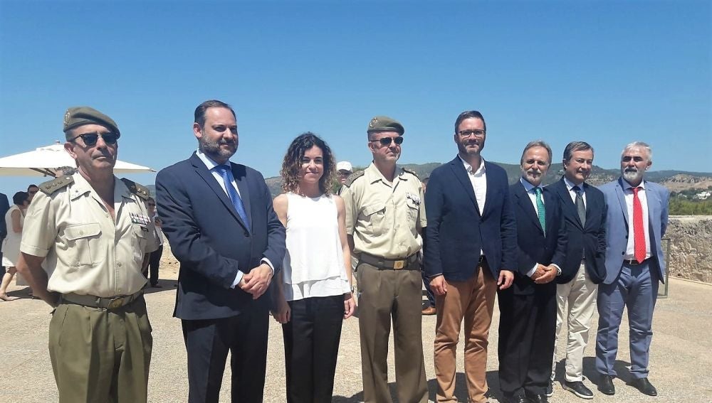 El ministro de Fomento en funciones, José Luis Ábalos, acompañado por otras autoridades de Baleares.