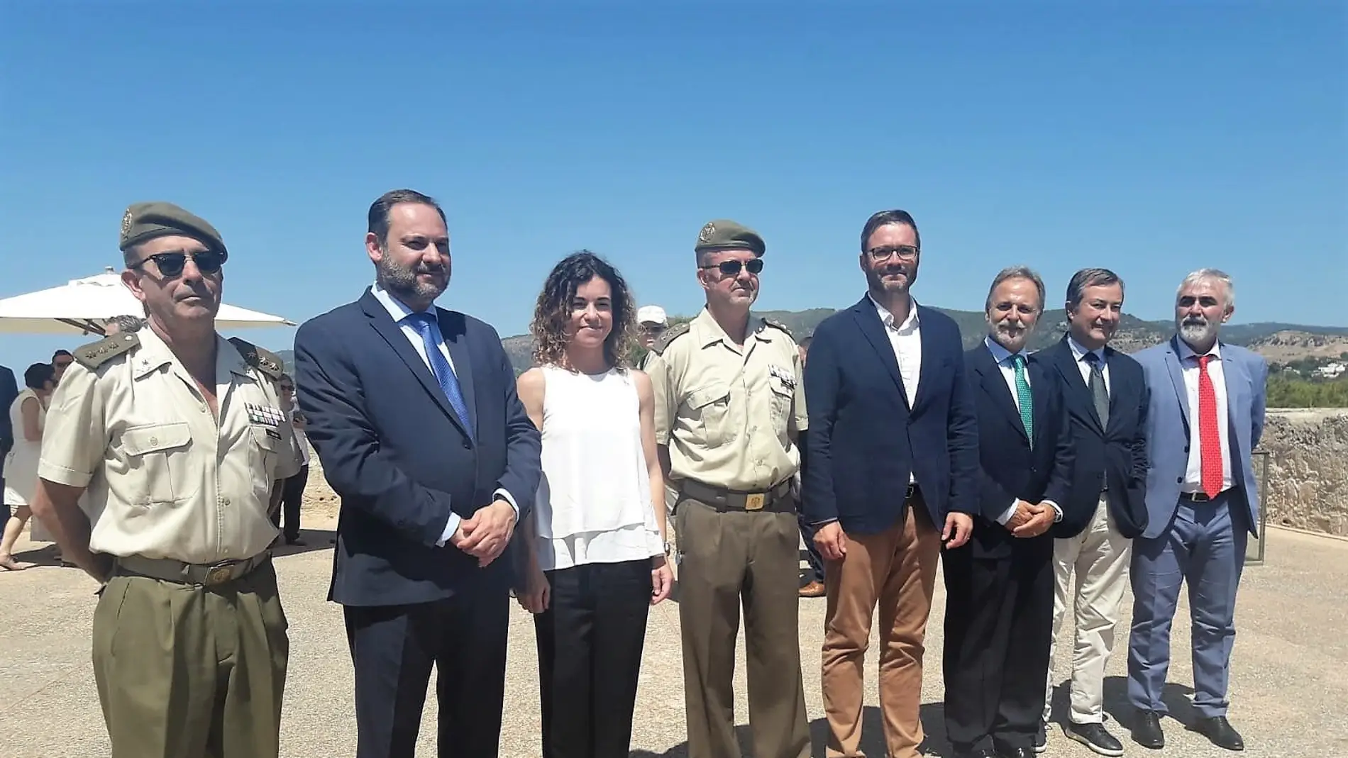El ministro de Fomento en funciones, José Luis Ábalos, acompañado por otras autoridades de Baleares.