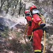 Las labores de extinción del incendio que se propaga por las localidades madrileñas de Cadalso de los Vidrios y Cenicientos 