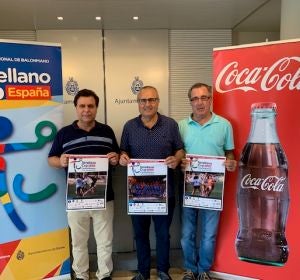 Jerónimo Cartagena, organizador de la Torrellano Cup; Vicente Alberola, concejal de Deportes del Ayuntamiento de Elche; y José Brotons, representante de Coca Cola, uno de los patrocinadores del evento. Jerónimo Cartagena, organizador de la Torrellano Cup; Vicente Alberola, concejal de Deportes del Ayuntamiento de Elche; y José Brotons, representante de Coca Cola, uno de los patrocinadores del evento.