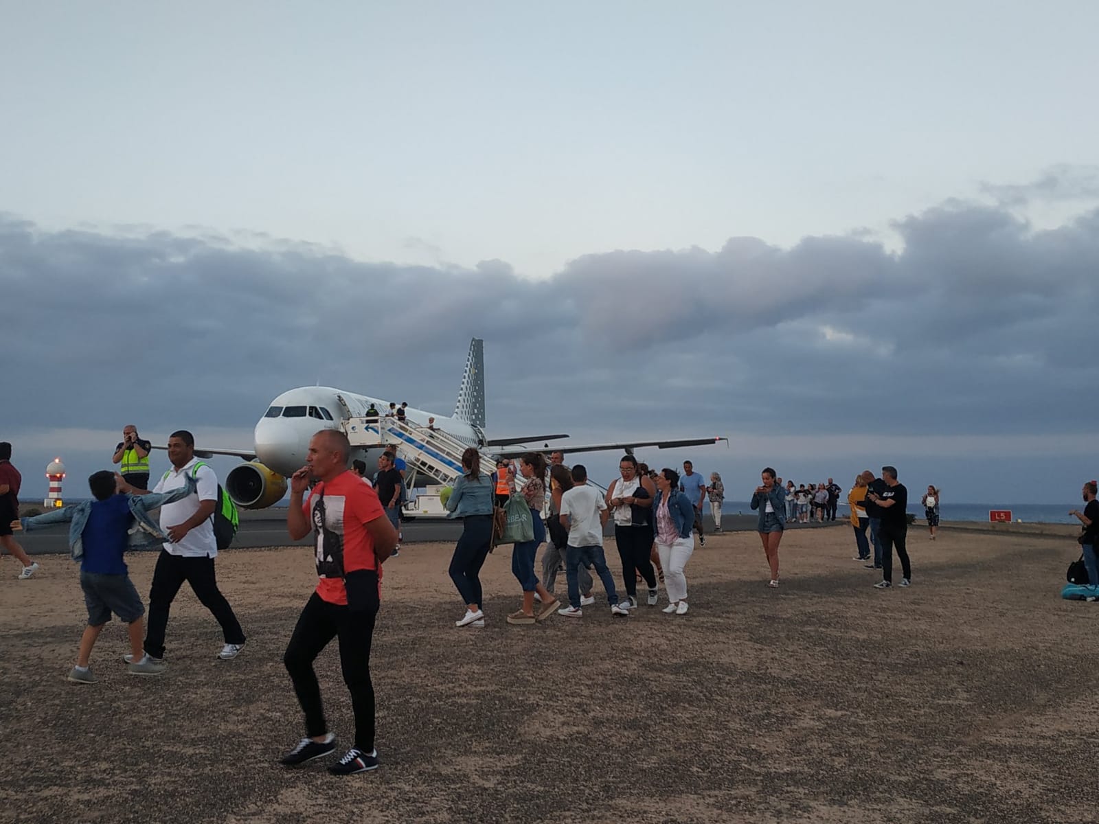Desalojan un avión en Fuerteventura por un falso aviso de bomba Desalojan un avión en Fuerteventura por un falso aviso de bomba