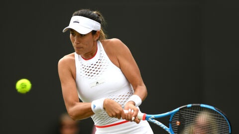 Garbi&ntilde;e Muguruza golpea la bola durante el partido