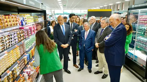 Juan Roig ha acercado las características de la nueva tienda a los responsables lusos. apertura mercadona portugal