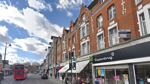 Una calle de Clapham, donde se ha encontrado el cadáver de un hombre que viajaba como polizón en un avión Una calle de Clapham, donde se ha encontrado el cadáver de un hombre que viajaba como polizón en un avión