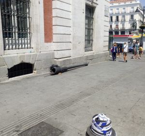 Restos de la farola que ha golpeado a una mujer en la Puerta del Sol de Madrid Restos de la farola que ha golpeado a una mujer en la Puerta del Sol de Madrid