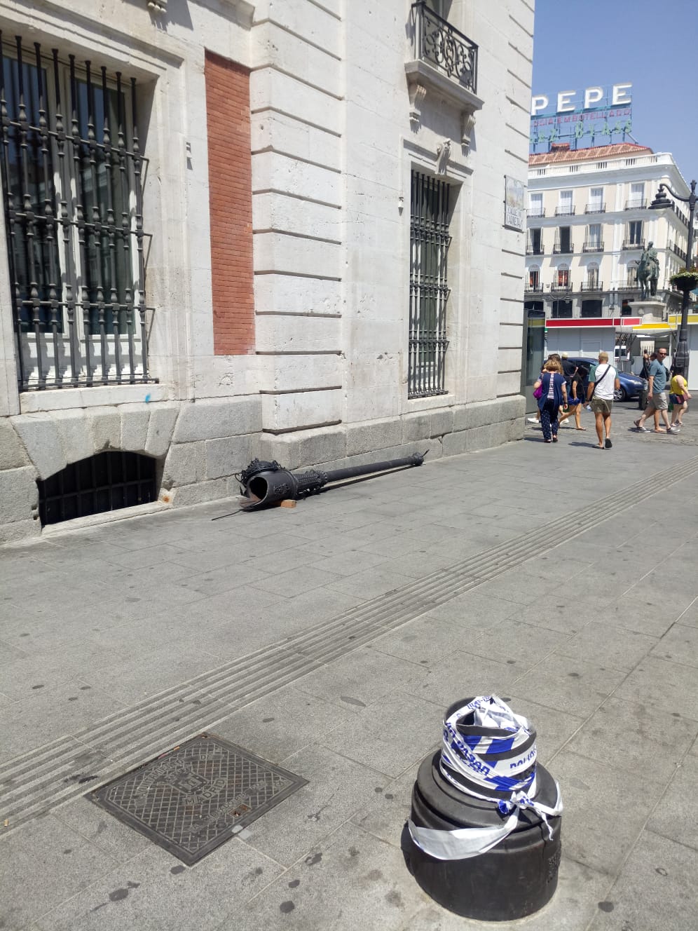 Herida grave una mujer de 60 años tras caerle encima una farola derribada por un camión Herida grave una mujer de 60 años tras caerle encima una farola derribada por un camión