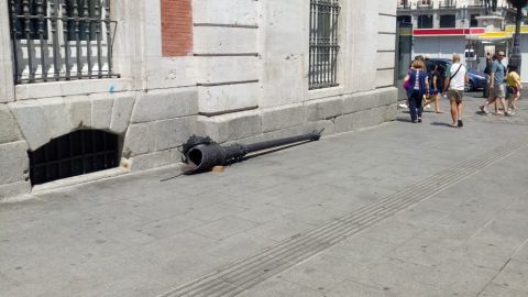 Restos de la farola que ha golpeado a una mujer en la Puerta del Sol de Madrid